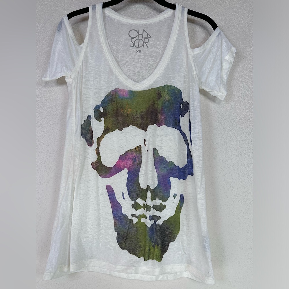 NWOT Chaser Skull Graphic Cold Shoulder V-Neck‎ Short Sleeve White Burnout Sz XS